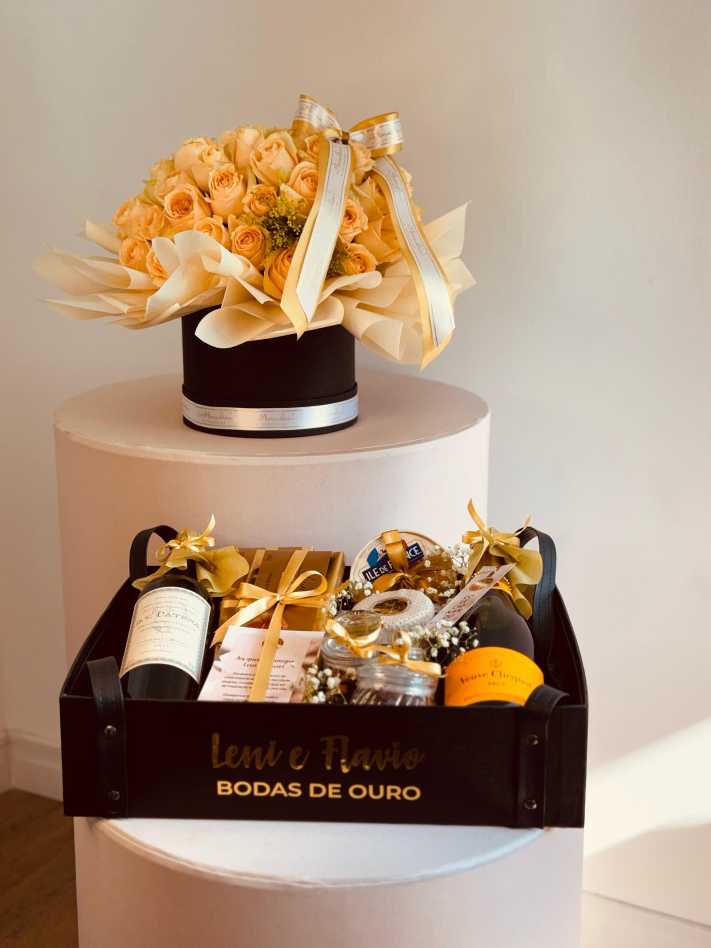 cesta-black-premium-com-vinho-e-champagne-e-flor-mimadin-presentes.jpeg