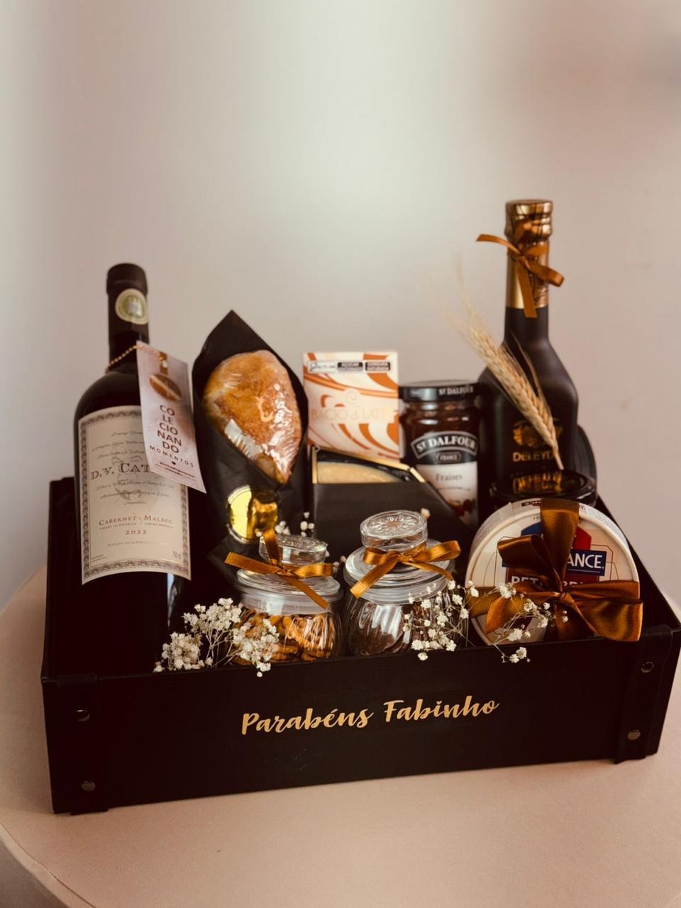 Cesta de Vinho Premium Dv Catena 1 | Cestas de Presente | Café Da Manhã | Manda Mimo VINHO DV CATENA CESTA COM QUEIJOS | Cestas de Presente | Café Da Manhã | Manda Mimo